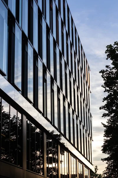 Une Vue Angle Bas Bâtiment Moderne Avec Des Fenêtres Verre — Photo