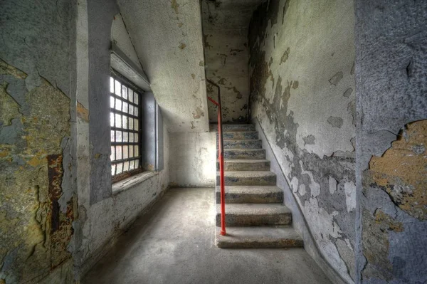 Eine Treppe Umgeben Von Rostigen Und Schmutzigen Wänden Einem Verlassenen — Stockfoto