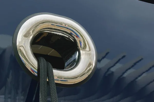 Fermeture de la corde d'amarrage noire à travers une fenêtre ronde du yacht — Photo