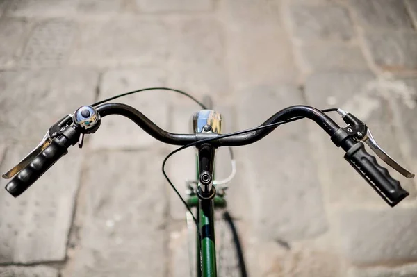 Primer Plano Alto Ángulo Manillar Bicicleta Bajo Luz Del Sol — Foto de Stock