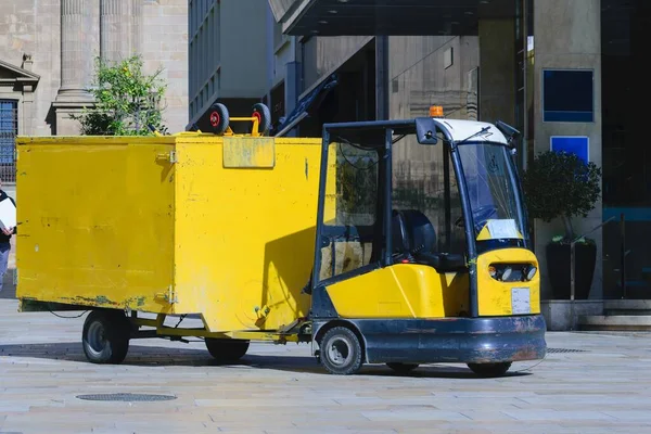 Żółty wózek elektryczny z przyczepą — Zdjęcie stockowe