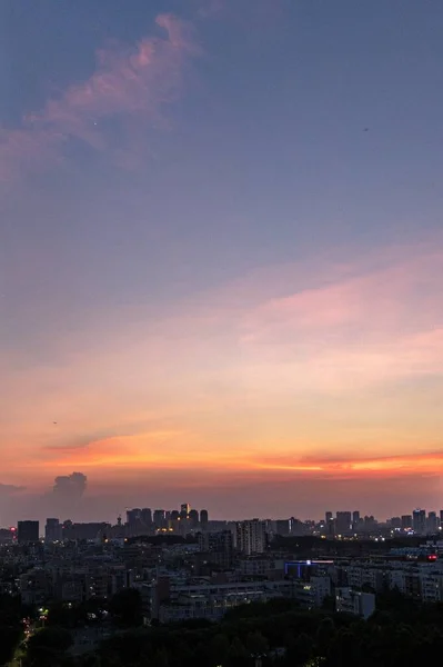 Vertikální Záběr Budov Pod Krásnou Oblohou Při Západu Slunce — Stock fotografie