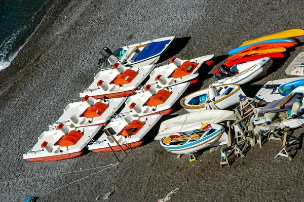 Coloridos Barcos Alineados Playa — Foto de Stock