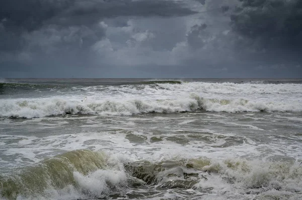 Una Foto Grandes Olas Largo Costa Del Sol Bajo Oscuros — Foto de Stock