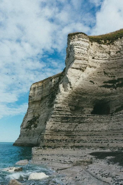 Eine Vertikale Aufnahme Einer Schönen Felsigen Klippe Ruhigen Meer Während — Stockfoto