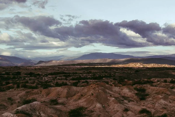Der Bewölkte Himmel Über Dem Tal Mit Wildpflanzen Der Tatacoa — Stockfoto