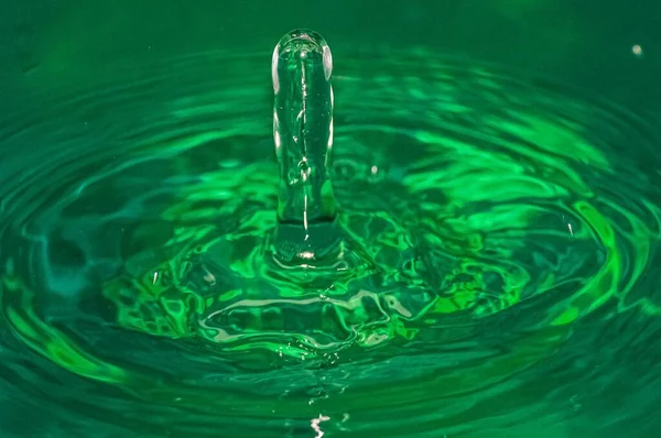 Een Close Shot Van Een Waterplons Rimpelingen Groen Water — Stockfoto