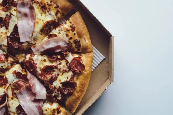 Uma Vista Alto Ângulo Uma Pizza Com Bacon Cortada Fatias — Fotografia de Stock