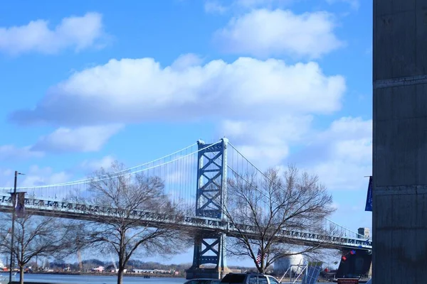 Benjamin Franklin Köprüsü Philadelphia Bulutlu Bir Gökyüzünün Altında Ağaçlar Arabalarla — Stok fotoğraf
