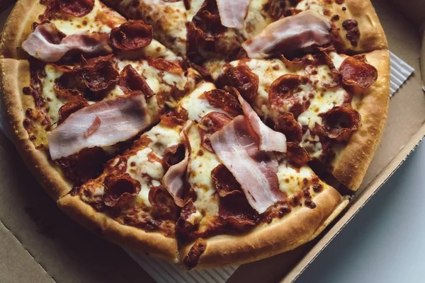 Blick Auf Eine Pizza Mit Scheiben Geschnittenem Speck Einer Schachtel — Stockfoto