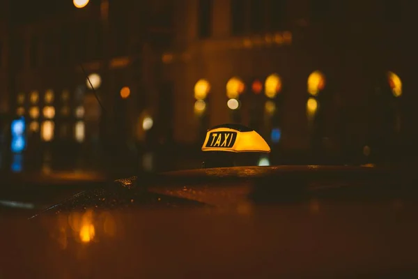 Освещённый Знак Такси Крыше Машины Городские Огни Неоновым Цветом Заднем — стоковое фото