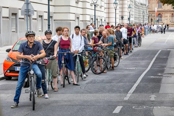 Viena Austria Agosto 2019 Fila Ciclistas Esperando Durante Flash Mob — Foto de Stock