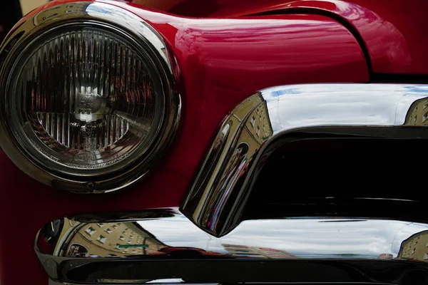 Nahaufnahme eines Scheinwerfers im rot glänzenden Auto — Stockfoto