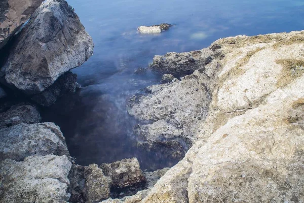 Plano Ángulo Alto Las Formaciones Rocosas Lago Azul — Foto de Stock