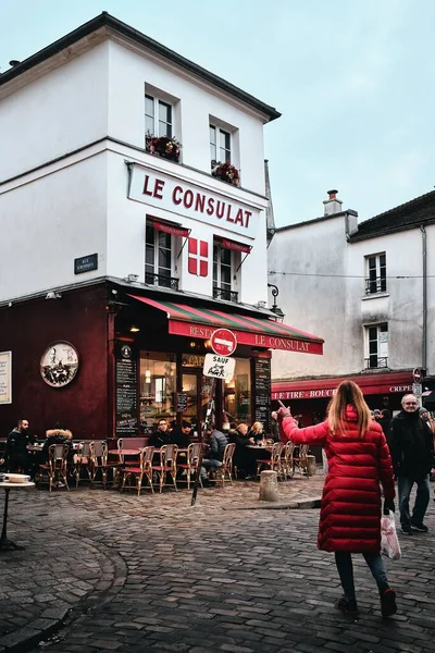 Париж Франция Декабря 2019 Года Вертикальный Снимок Женщины Красном Пальто — стоковое фото
