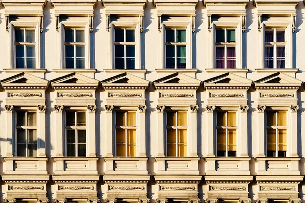 Una Facciata Edificio Con Finestre Con Tende Gialle Verdi — Foto Stock