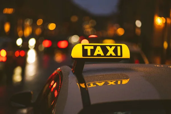 Знак Таксі Вершині Автомобіля Міські Вогні Неоновим Кольором Задньому Плані — стокове фото