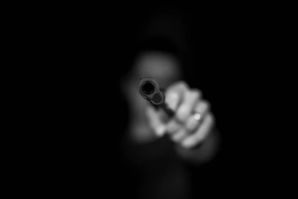 Mise Point Sélective Niveaux Gris Homme Pointant Pistolet Dans Une — Photo