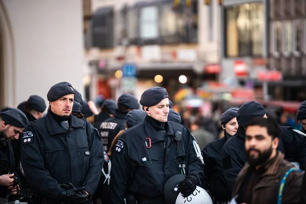 Мюнхен Німеччина Лютого 2020 Офіцер Поліції Демонстрації Німеччині Поліцейські Тримають — стокове фото