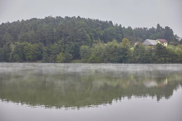 スロベニアのセリエの町の近くのスマティンスコ湖 — ストック写真