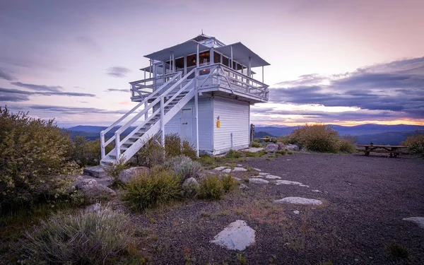 プラマス国立の森 2019年7月1日 プラマス国立の森 カリフォルニア 2020年7月 訪問者は一晩の滞在のための黒い山の火の展望台をハイキングして借りることができます — ストック写真