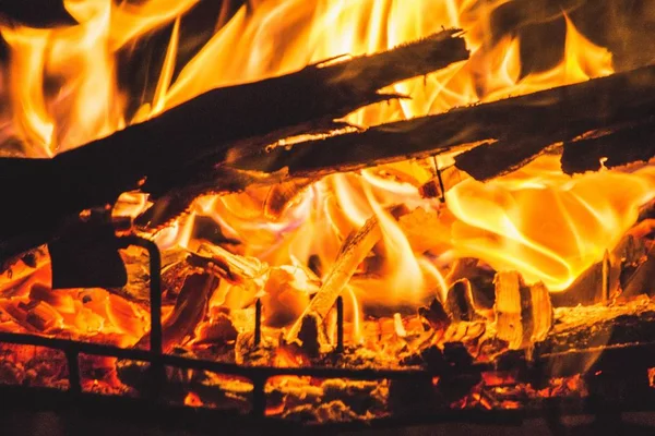 Yakın Çekim Yanan Odun Ateşin Güzel Renkleri — Stok fotoğraf
