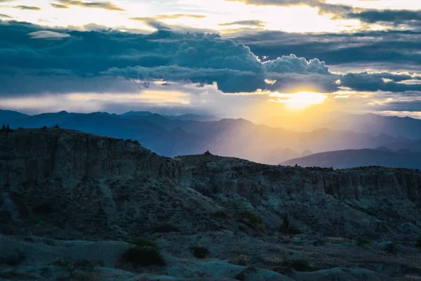 Impresionante Paisaje Puesta Sol Cielo Nublado Sobre Las Colinas — Foto de Stock