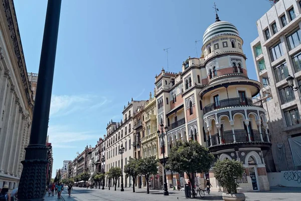 Широкоугольный снимок здания Адриатика в Севилле, Испания — стоковое фото