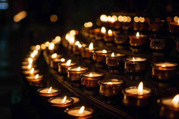 어두운 기도문 촛불을 클로즈업 — 스톡 사진