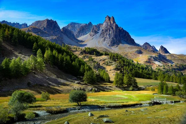 Beautiful Scenery Landscape Forests Mountains Clear Blue Sky — Stock Photo, Image