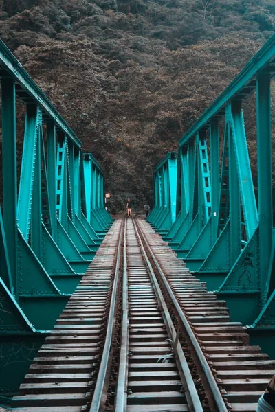 Σιδηροδρομική Γραμμή Μεταλλικό Στήριγμα Ένα Άτομο Στέκεται Στο Τέλος Και — Φωτογραφία Αρχείου