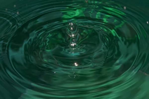 Een Close Shot Van Een Waterdruppel Rimpelingen Groen Water — Stockfoto