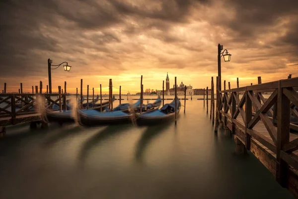 Una Hermosa Toma Barcos Con Paisaje Salida Del Sol Venecia — Foto de Stock