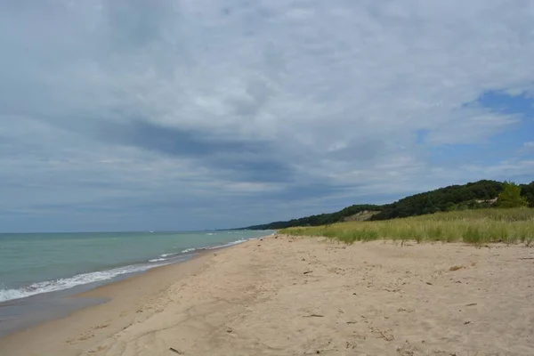 Empty Beach Shore Forested Hills Distance Blue Cloudy Sky — Stock Photo, Image