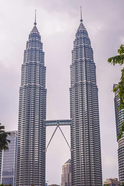 马来西亚吉隆坡亚洲KLCC公园Petronas双塔垂直拍摄 — 图库照片