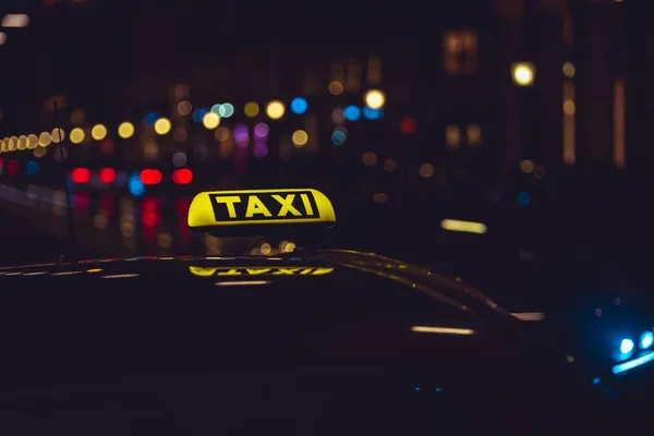 Upplyst Taxiskylt Ovanpå Bil Stadsljus Med Neon Färg Bakgrunden Regnig — Stockfoto