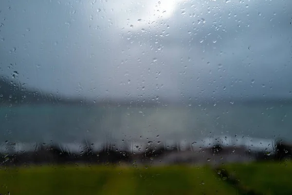 Közelkép az esőcseppekről az ablakon homályos háttérrel — Stock Fotó