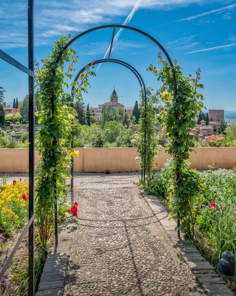 Kovový Oblouk Jedné Květnových Zahrad Alhambra Španělsku Granada — Stock fotografie