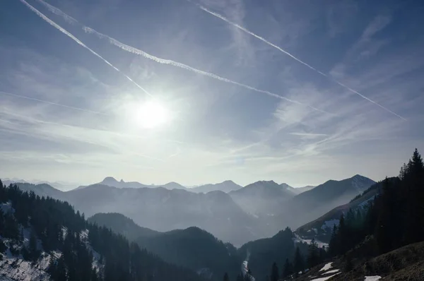 Fantastisk Bild Rad Vackra Berg Ljus Himmel Tidigt Morgonen — Stockfoto