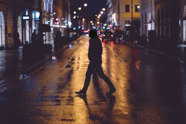 Munich Alemanha Fevereiro 2020 Pessoas Atravessando Rua Durante Uma Noite — Fotografia de Stock