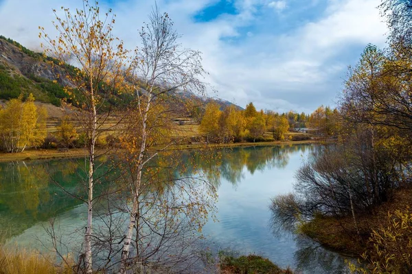 Krásný Výhled Modré Jezero Obklopené Stromy Podzim Pod Modrou Oblačnou — Stock fotografie