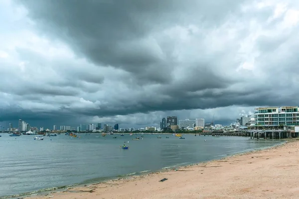 Una Hermosa Toma Mar Con Edificios Distancia Bajo Cielo Nublado —  Fotos de Stock