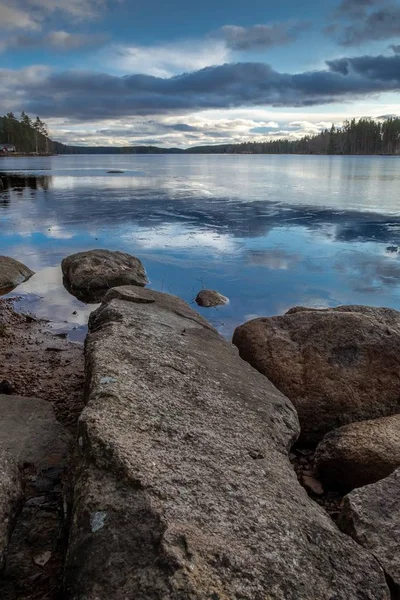 Plano Vertical Piedras Grandes Lago Con Reflejo Las Nubes Agua —  Fotos de Stock