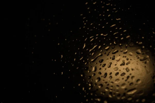 Tiro Close Água Umidade Iluminada Cai Copo Escuro — Fotografia de Stock