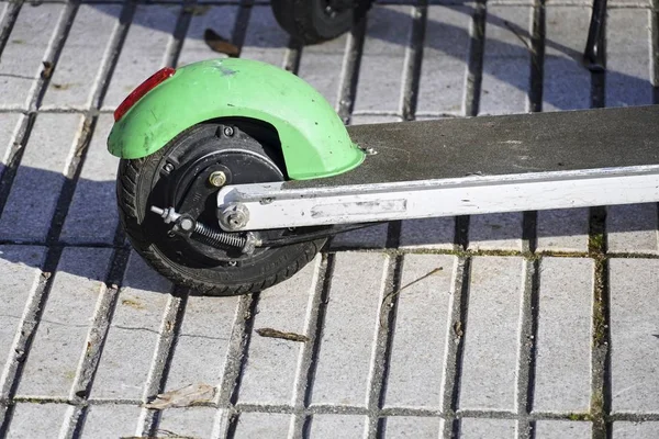 Hoge hoek opname van een wiel van de scooter — Stockfoto