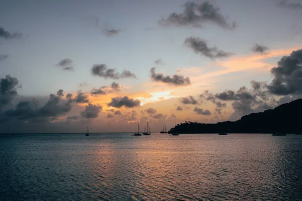 Beau Paysage Coucher Soleil Avec Une Silhouette Montagne Des Bateaux — Photo