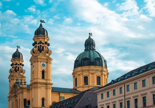 Kościół Teatralny Pod Słońcem Zachmurzone Niebo Monachium Niemczech — Zdjęcie stockowe