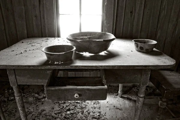 Uma Escala Cinza Uma Velha Mesa Empoeirada Com Tigelas Prédio — Fotografia de Stock