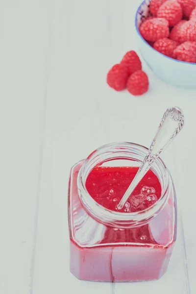 Een Verticaal Schilderstuk Van Framboos Jam Een Bokaal Met Een — Stockfoto