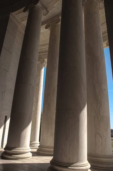 Abstract Columns Memorial Building — Stock Photo, Image